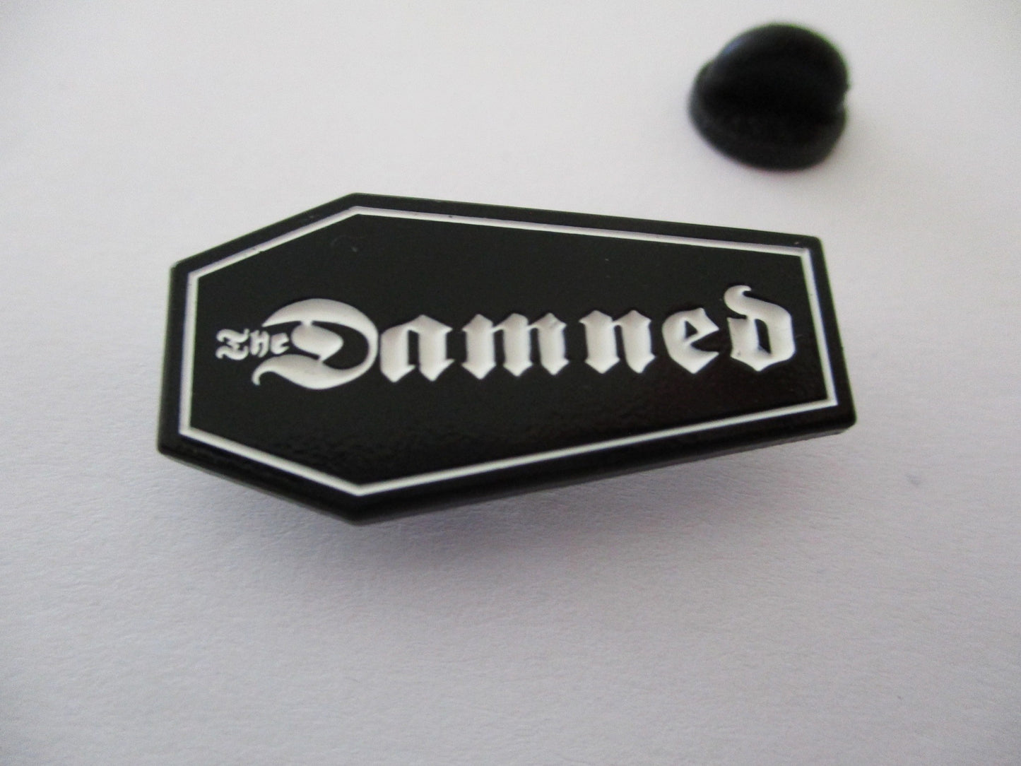 THE DAMNED PUNK METAL BADGE coffin