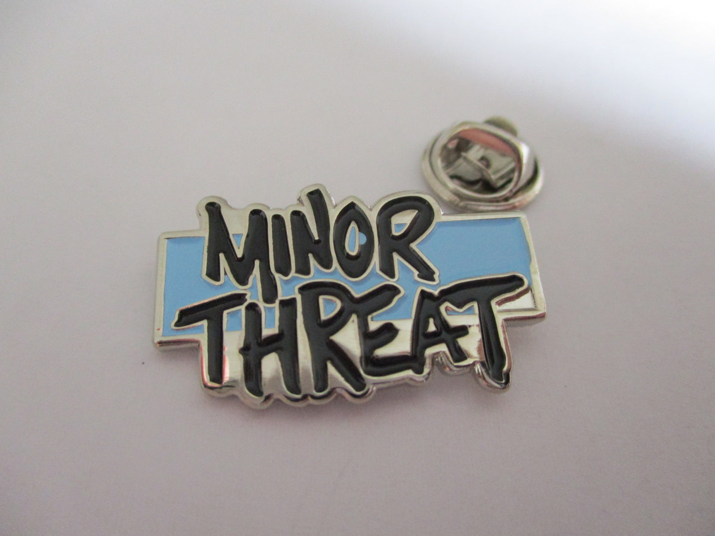 MINOR THREAT hardcore PUNK METAL BADGE (sky blue/silver)