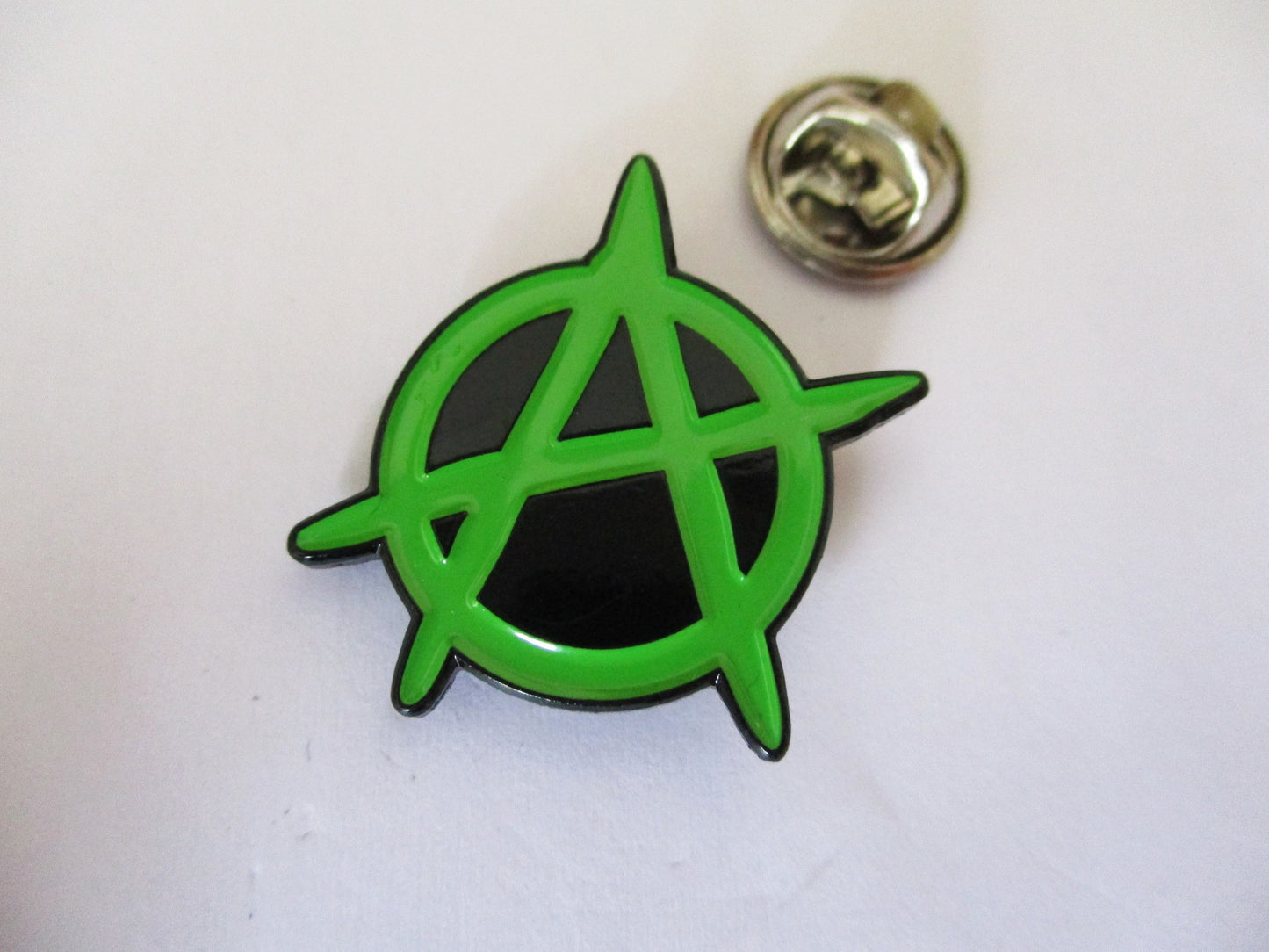 ANARCHY PUNK METAL BADGE (green/black)