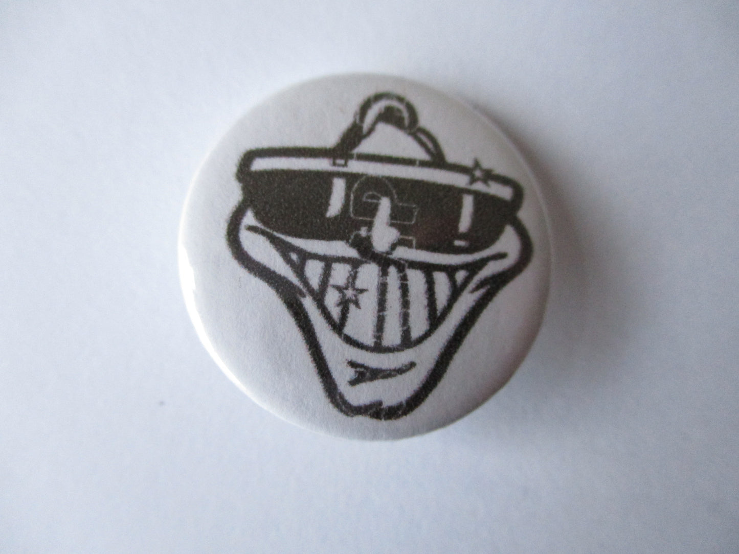DR FEELGOOD punk badge