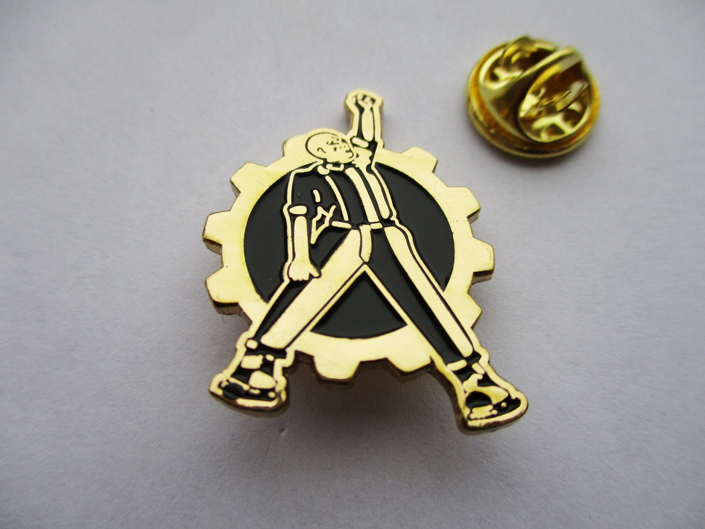 SKINHEAD LAST RESORT (gold) oi! punk METAL BADGE