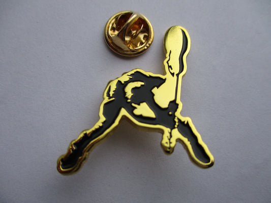 THE CLASH london calling PUNK METAL BADGE gold
