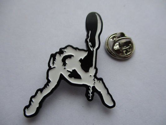 THE CLASH london calling PUNK METAL BADGE (black)